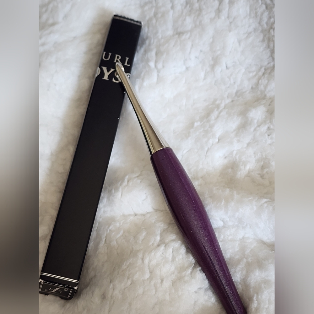 Gently used furl odyssey(I) crochet hook